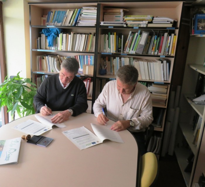 El Pozón de la Yesera se incorpora al proyecto LIFE Anillo Verde Federico Aja y Carlos Sánchez firmando el acuerdo.