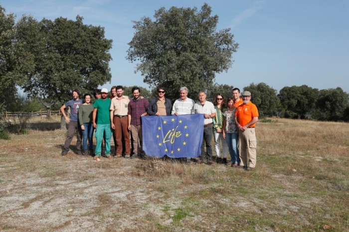 FNYH muestra sus progresos en el Oeste Ibérico a la Comisión Europea El monitor LIFE de la Comisión Europea junto a los miembros del LIFE Club de Fincas.