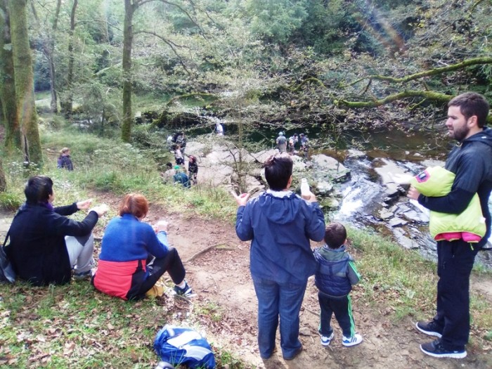 Más de 30 personas conocieron el río Miera con la ruta guiada del LIFE Miera parada en el río Miera