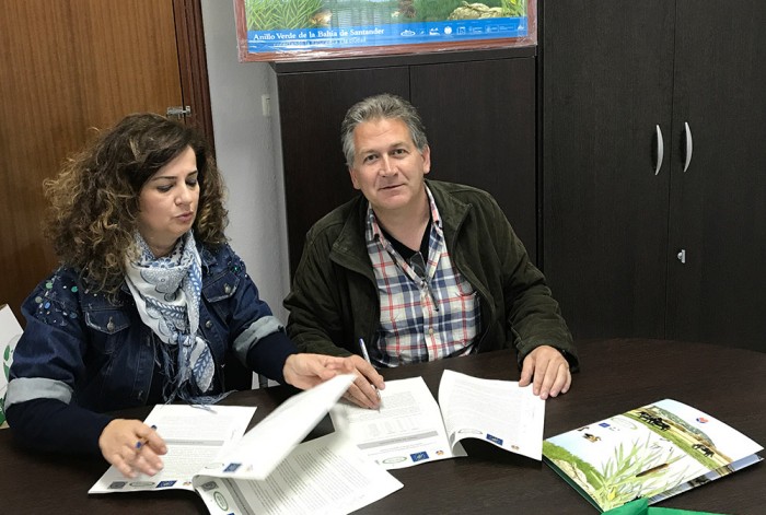 La red de parajes naturales crece por el Anillo Verde de la Bahía Firma del Acuerdo de Custodia con la presidente de la Junta Vecinal de Igollo de Camargo, Nieves Portilla, y el presidente de Fundación Naturaleza y Hombre, Carlos Sánchez.