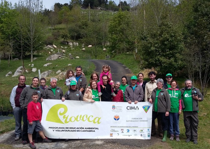 El Plan Provoca reúne a 20 voluntarios en el vivero El Pendo Voluntarios del PROVOCA sostienen la bandera del programa.