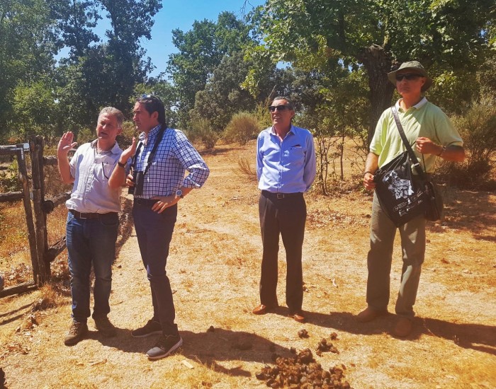La dehesa muestra su lado ecoturístico al Consejero de Fomento Medio Ambiente de JCyL El Consejero de Fomento y Medio Ambiente de JCyL Juan Carlos Suárez-Quiñones y Carlos Sánchez en la Reserva Biológica Campanarios de Azaba