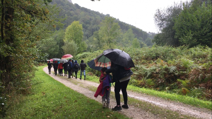 Contra la extinción de la anguila europea, sembramos el río Miera durante ruta senderista al Pozo Negro de ruta por la ribera del río Miera