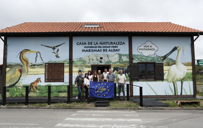 La comisión Europea visita las reservas del Anillo Verde En la Casa de la Naturaleza con el monitor