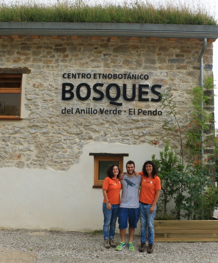 Voluntarios Erasmus+ nos cuentan sus experiencias con FNYH (I) Riccardo Ballin, voluntario del Servicio Europeo, con nuestras monitoras Ana y Laura.