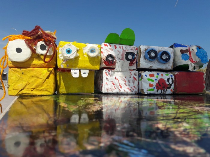 Talleres infantiles de reciclaje en la playa de Somo Marionetas fabricadas en el Taller de Reciclaje Infantil.