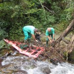 Operarios limpiando el río Miera a su paso por Liérganes