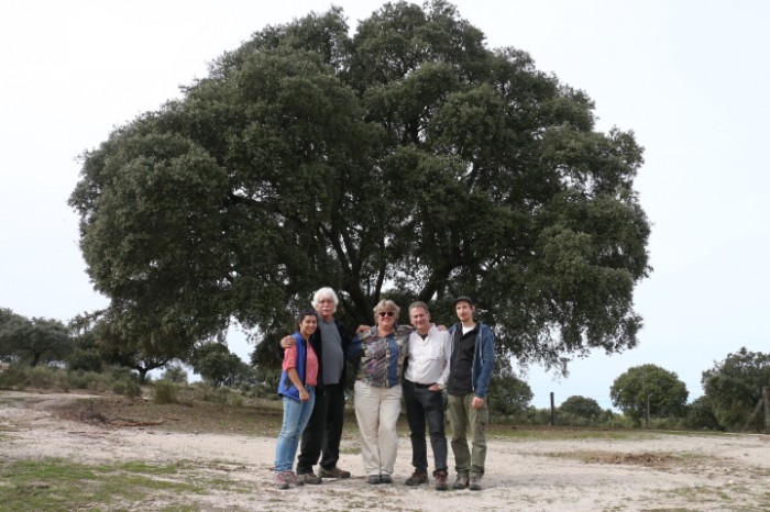 Greta Schiller elige Campanarios de Azaba para el rodaje de una películta documental sobre restauración ecológica En el centro la productora Greta Schiller y el presidente de Fundación Naturaleza y Hombre Carlos Sánchez