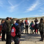 Educadora Ambiental de FNYH hablando sobre las dunas