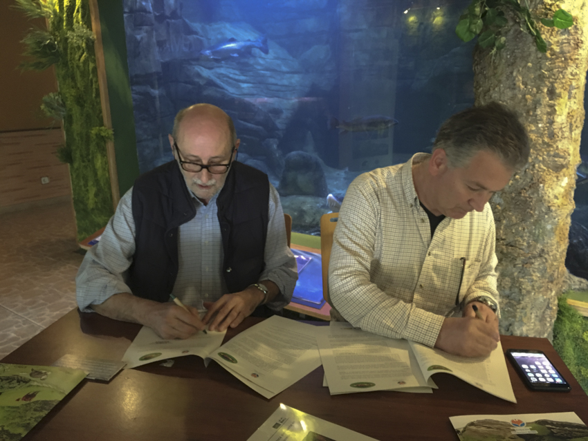 Firma del Acuerdo de colaboración entre Sociedad Pesca FARIO y FNYH en el ecomuseo Fluviarium, Lierganes.