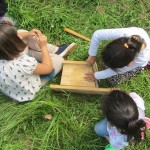 Tres niñas construyen una caja nido.