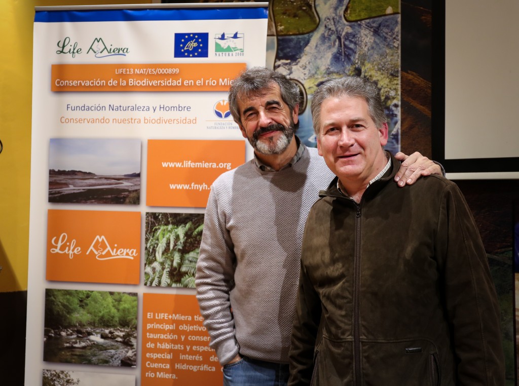 Guillermo Palomero en compañía de Carlos Sánchez al finalizar la charla sobre el oso pardo y los retos para su conservación