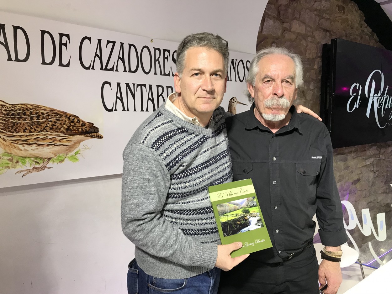 El presidente de FNYH, Carlos Sánchez, junto a Jose Luis Gómez Benito, autor del libro "El ültimo coto"
