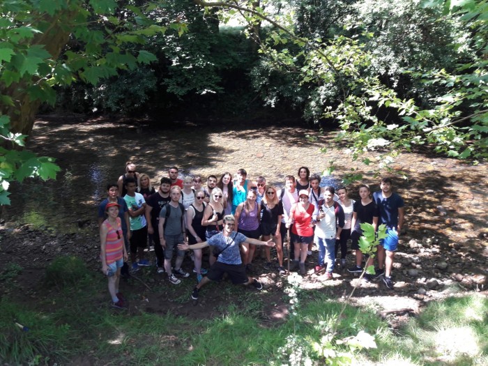 Voluntarios europeos ayudan en la reforestación del Miera Voluntarios europeos en el Miera